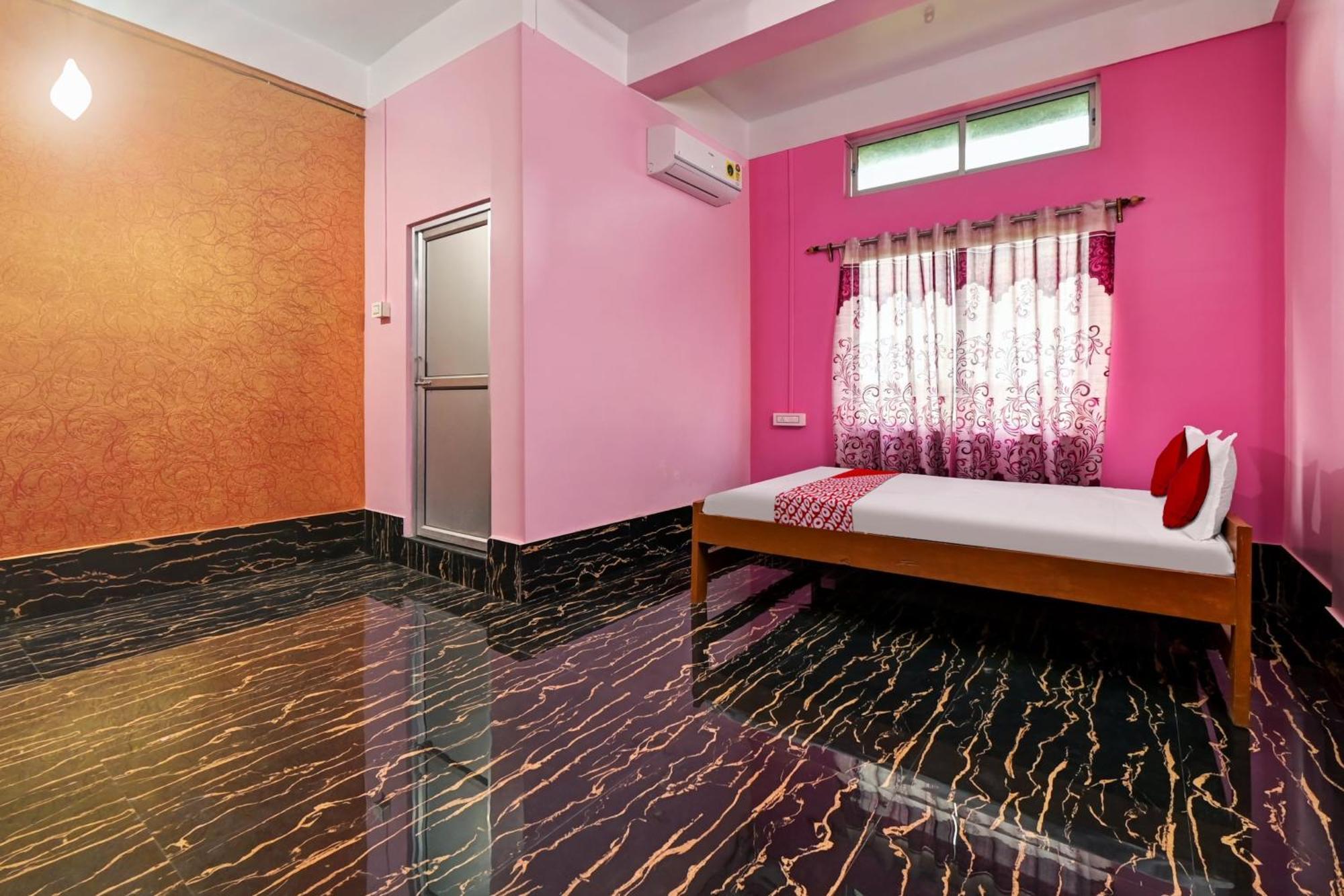 Oyo Flagship The Brahmaputra Homestay Guwahati Exteriör bild