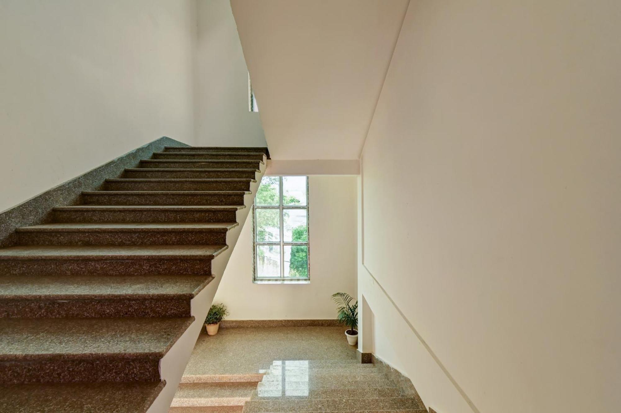 Oyo Flagship The Brahmaputra Homestay Guwahati Exteriör bild