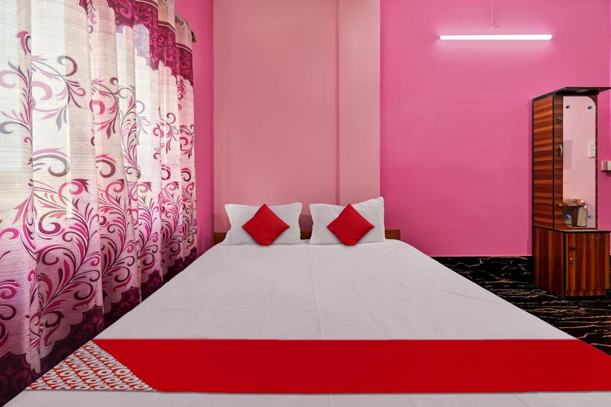 Oyo Flagship The Brahmaputra Homestay Guwahati Exteriör bild