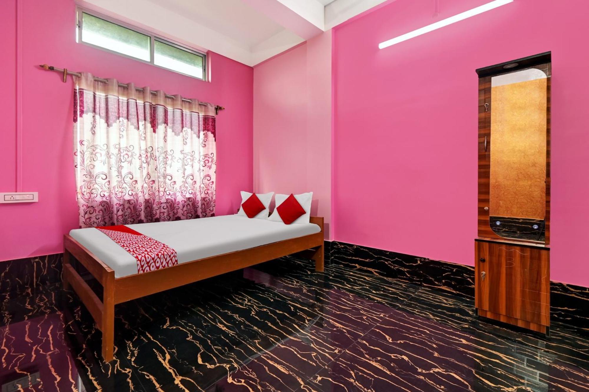 Oyo Flagship The Brahmaputra Homestay Guwahati Exteriör bild