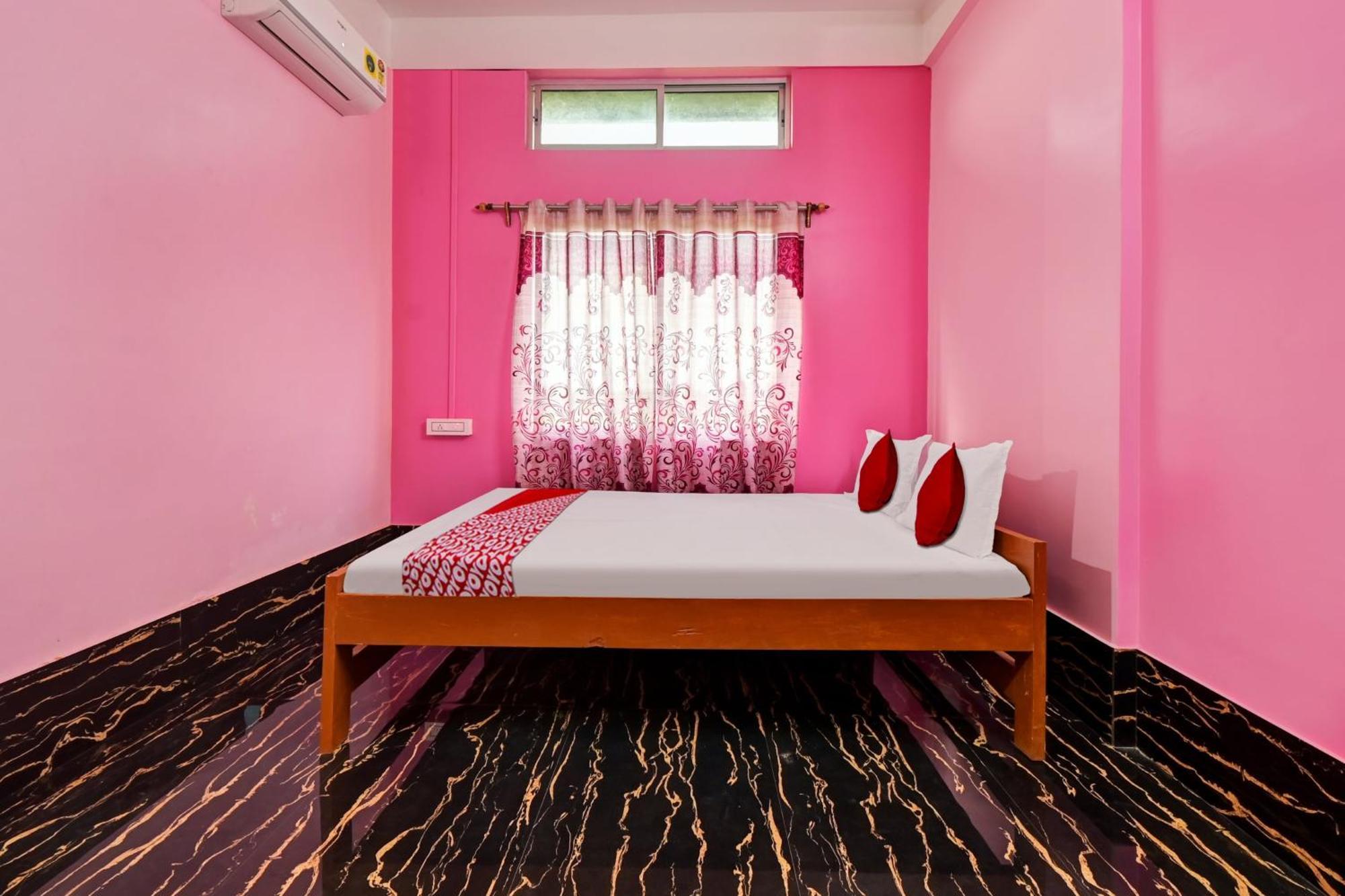 Oyo Flagship The Brahmaputra Homestay Guwahati Exteriör bild